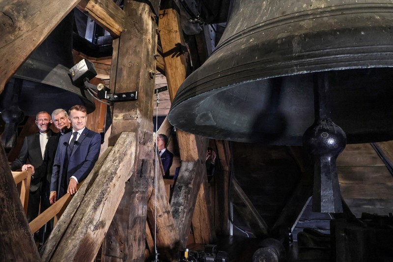 Rektor Notre-Dame de Paris Olivier Ribadeau Dumas, Uskup Agung Paris Laurent Ulrich menemani Presiden Prancis Emmanuel Macron di menara lonceng saat mengunjungi Katedral Notre-Dame de Paris selama upacara peresmian rute tur baru Menara Katedral. Struktur Gotik yang hancur setelah kebakaran April 2019, sebagai bagian dari edisi ke-42 Hari Warisan Eropa di Paris, Prancis, 19 September 2025. (LUDOVIC MARIN/Pool via REUTERS)