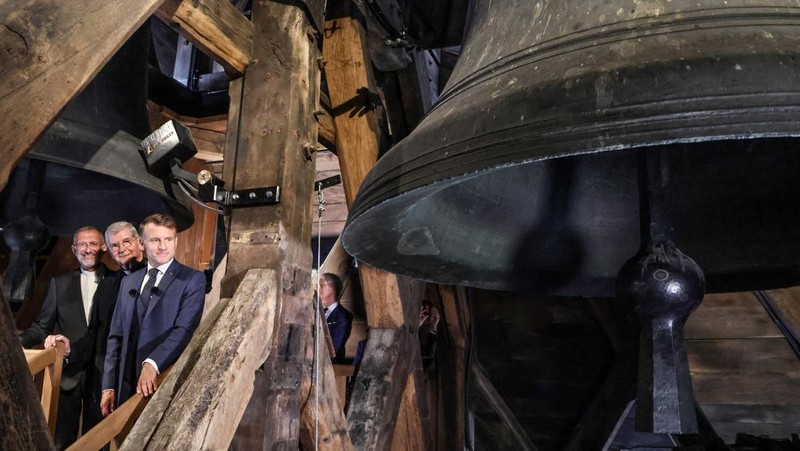 Rektor Notre-Dame de Paris Olivier Ribadeau Dumas, Uskup Agung Paris Laurent Ulrich menemani Presiden Prancis Emmanuel Macron di menara lonceng saat mengunjungi Katedral Notre-Dame de Paris selama upacara peresmian rute tur baru Menara Katedral. Struktur Gotik yang hancur setelah kebakaran April 2019, sebagai bagian dari edisi ke-42 Hari Warisan Eropa di Paris, Prancis, 19 September 2025. (LUDOVIC MARIN/Pool via REUTERS)