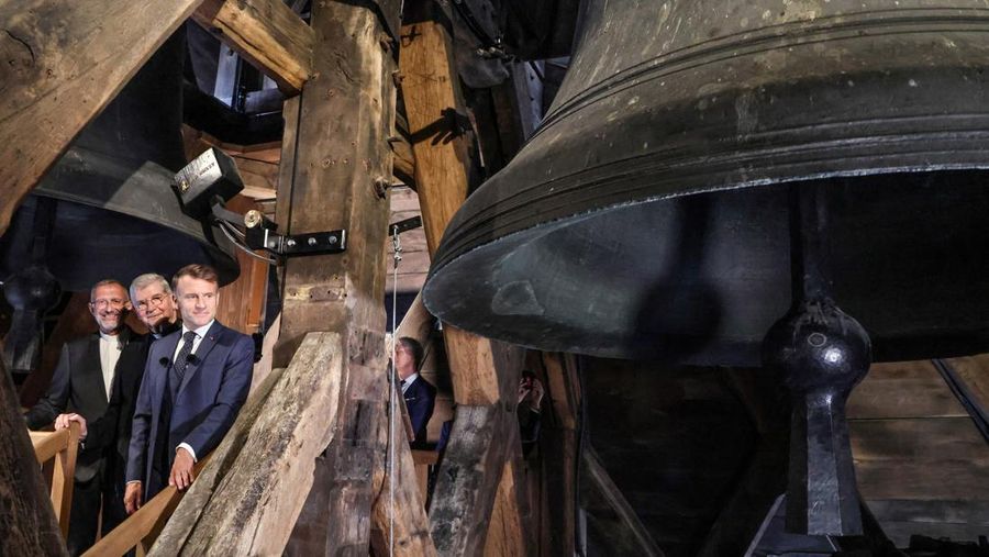 Rektor Notre-Dame de Paris Olivier Ribadeau Dumas, Uskup Agung Paris Laurent Ulrich menemani Presiden Prancis Emmanuel Macron di menara lonceng saat mengunjungi Katedral Notre-Dame de Paris selama upacara peresmian rute tur baru Menara Katedral. Struktur Gotik yang hancur setelah kebakaran April 2019, sebagai bagian dari edisi ke-42 Hari Warisan Eropa di Paris, Prancis, 19 September 2025. Rektor Notre-Dame de Paris Olivier Ribadeau Dumas, Uskup Agung Paris Laurent Ulrich menemani Presiden Prancis Emmanuel Macron di menara lonceng saat mengunjungi Katedral Notre-Dame de Paris selama upacara peresmian rute tur baru Menara Katedral. Struktur Gotik yang hancur setelah kebakaran April 2019, sebagai bagian dari edisi ke-42 Hari Warisan Eropa di Paris, Prancis, 19 September 2025. (LUDOVIC MARIN/Pool via REUTERS)