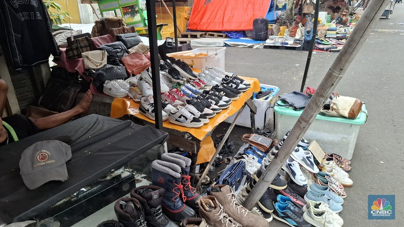 Sepatu Impor Bekas-Baru di Pasar Jembatan Item, Jatinegara, Jakarta Timur dan Pasar Poncol, Senen, Jakarta Pusat pada Jumat (19/9/2025). (CNBC Indonesia/Chandra Dwi Pranata)