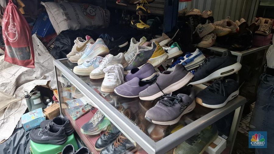 Sepatu Impor Bekas-Baru di Pasar Jembatan Item, Jatinegara, Jakarta Timur dan Pasar Poncol, Senen, Jakarta Pusat pada Jumat (19/9/2025). (CNBC Indonesia/Chandra Dwi Pranata)