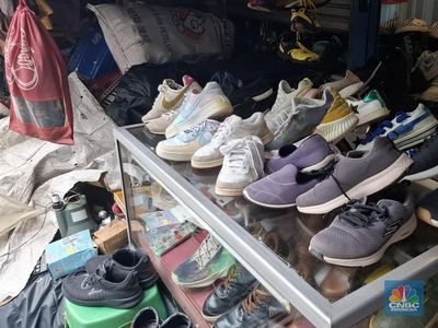 Digempur Barang Impor dan Bekas, Begini Nasib Pabrik Sepatu RI