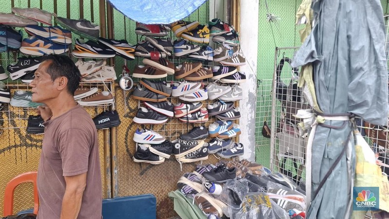 Sepatu Impor Bekas-Baru di Pasar Jembatan Item, Jatinegara, Jakarta Timur dan Pasar Poncol, Senen, Jakarta Pusat pada Jumat (19/9/2025). (CNBC Indonesia/Chandra Dwi Pranata)