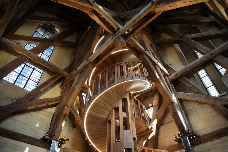 Rektor Notre-Dame de Paris Olivier Ribadeau Dumas, Uskup Agung Paris Laurent Ulrich menemani Presiden Prancis Emmanuel Macron di menara lonceng saat mengunjungi Katedral Notre-Dame de Paris selama upacara peresmian rute tur baru Menara Katedral. Struktur Gotik yang hancur setelah kebakaran April 2019, sebagai bagian dari edisi ke-42 Hari Warisan Eropa di Paris, Prancis, 19 September 2025. (LUDOVIC MARIN/Pool via REUTERS)