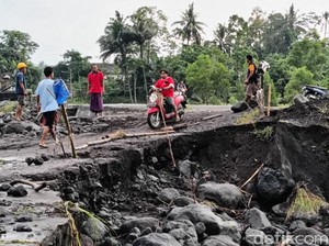 Video: Tanggul di Lumajang Terkikis Banjir Lahar Gunung Semeru