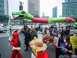 Ular Raksasa Warnai Aksi Tuntut Keadilan Iklim dan Energi Bersih di Jakarta