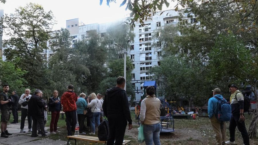 Akibat serangan rudal Rusia di Dnipro, Ukraina, Sabtu (20/9/2025). (via REUTERS/Dnipropetrovsk Regional Military) Akibat serangan rudal Rusia di Dnipro, Ukraina, Sabtu (20/9/2025). (via REUTERS/Dnipropetrovsk Regional Military)