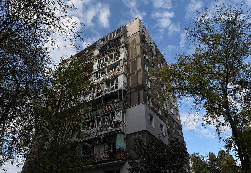 Akibat serangan rudal Rusia di Dnipro, Ukraina, Sabtu (20/9/2025). (via REUTERS/Dnipropetrovsk Regional Military) Akibat serangan rudal Rusia di Dnipro, Ukraina, Sabtu (20/9/2025). (via REUTERS/Dnipropetrovsk Regional Military)