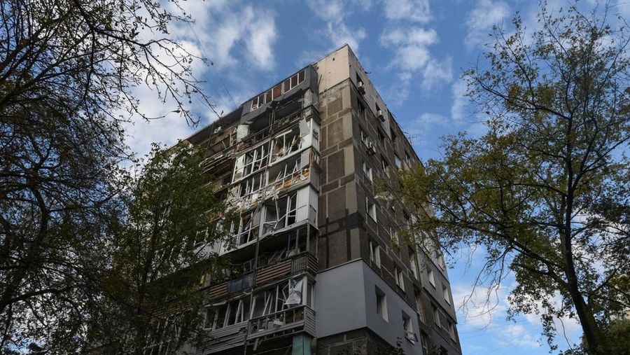 Akibat serangan rudal Rusia di Dnipro, Ukraina, Sabtu (20/9/2025). (via REUTERS/Dnipropetrovsk Regional Military) Akibat serangan rudal Rusia di Dnipro, Ukraina, Sabtu (20/9/2025). (via REUTERS/Dnipropetrovsk Regional Military)