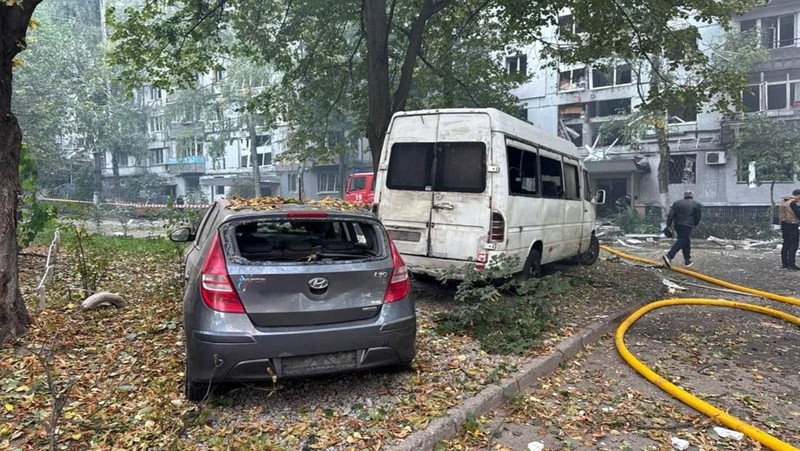 Akibat serangan rudal Rusia di Dnipro, Ukraina, Sabtu (20/9/2025). (via REUTERS/Dnipropetrovsk Regional Military)