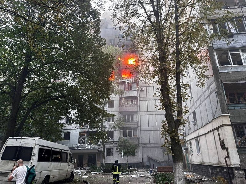 Akibat serangan rudal Rusia di Dnipro, Ukraina, Sabtu (20/9/2025). (via REUTERS/Dnipropetrovsk Regional Military) Akibat serangan rudal Rusia di Dnipro, Ukraina, Sabtu (20/9/2025). (via REUTERS/Dnipropetrovsk Regional Military)