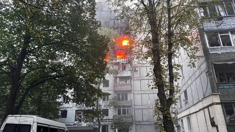 Akibat serangan rudal Rusia di Dnipro, Ukraina, Sabtu (20/9/2025). (via REUTERS/Dnipropetrovsk Regional Military)