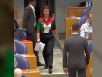 Momen Anggota Parlemen Belanda Pakai Baju Bendera Palestina