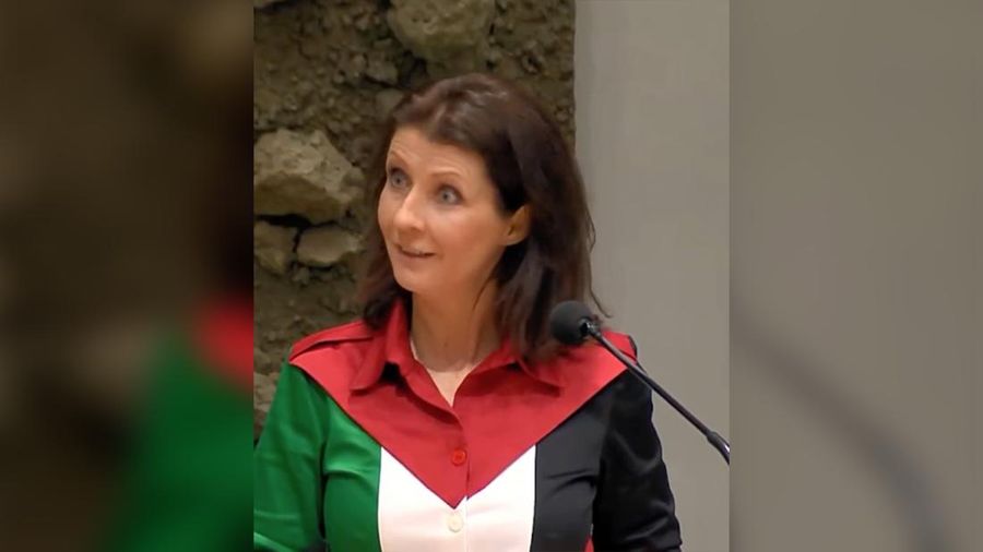 Anggota parlemen Belanda Esther Ouwehand mengenakan warna bendera Palestina selama debat parlemen. (Instagram/estherouwehandpvdd)