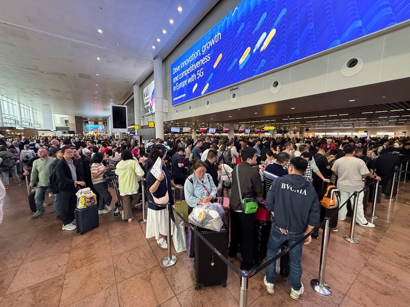 Antrean penumpang di dekat meja check-in di Terminal 2 Bandara Heathrow, London, Inggris, Sabtu (20/92025). (REUTERS/Isabel Infantes) Antrean penumpang di dekat meja check-in di Terminal 2 Bandara Heathrow, London, Inggris, Sabtu (20/92025). (REUTERS/Isabel Infantes)