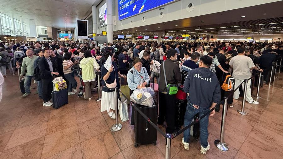 Antrean penumpang di dekat meja check-in di Terminal 2 Bandara Heathrow, London, Inggris, Sabtu (20/92025). (REUTERS/Isabel Infantes)