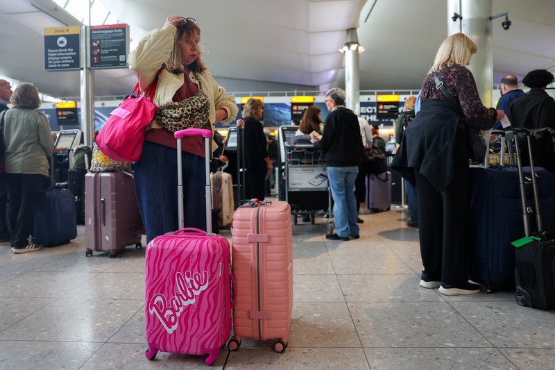 Antrean penumpang di dekat meja check-in di Terminal 2 Bandara Heathrow, London, Inggris, Sabtu (20/92025). (REUTERS/Isabel Infantes) Antrean penumpang di dekat meja check-in di Terminal 2 Bandara Heathrow, London, Inggris, Sabtu (20/92025). (REUTERS/Isabel Infantes)
