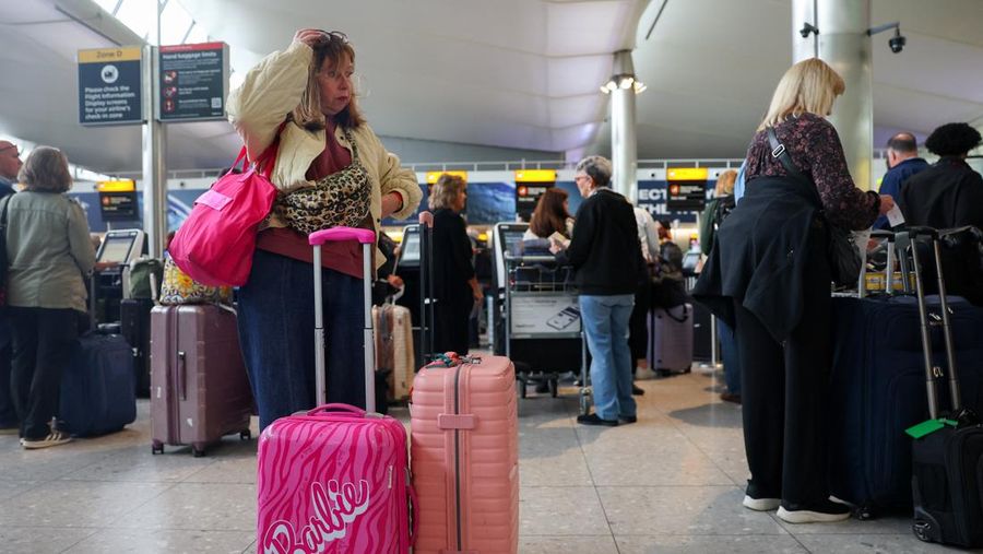 Antrean penumpang di dekat meja check-in di Terminal 2 Bandara Heathrow, London, Inggris, Sabtu (20/92025). (REUTERS/Isabel Infantes)