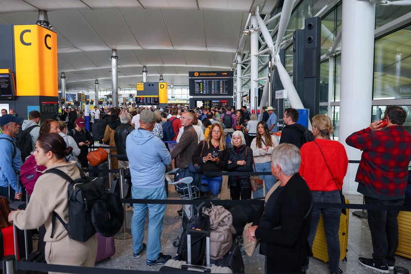 Antrean penumpang di dekat meja check-in di Terminal 2 Bandara Heathrow, London, Inggris, Sabtu (20/92025). (REUTERS/Isabel Infantes)