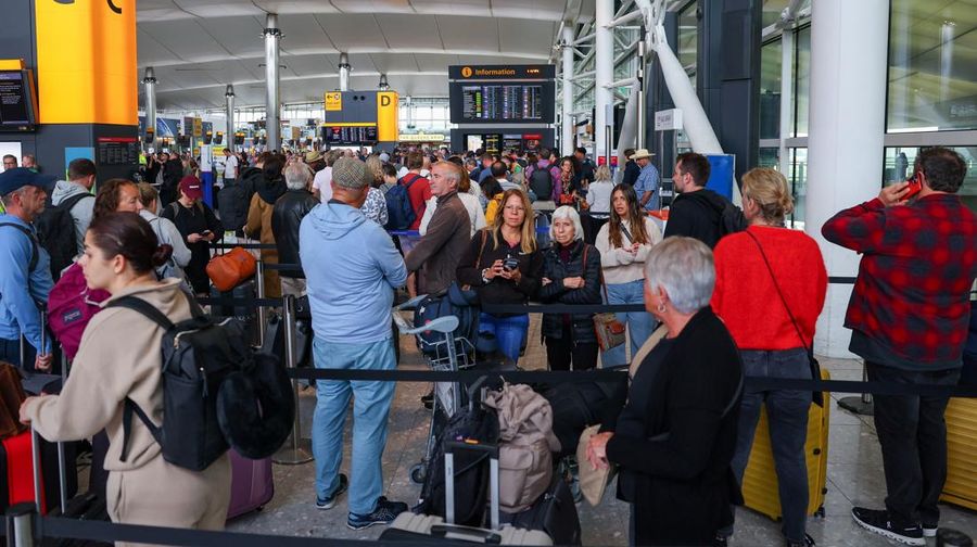 Antrean penumpang di dekat meja check-in di Terminal 2 Bandara Heathrow, London, Inggris, Sabtu (20/92025). (REUTERS/Isabel Infantes)
