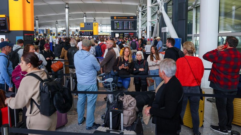 Antrean penumpang di dekat meja check-in di Terminal 2 Bandara Heathrow, London, Inggris, Sabtu (20/92025). (REUTERS/Isabel Infantes)