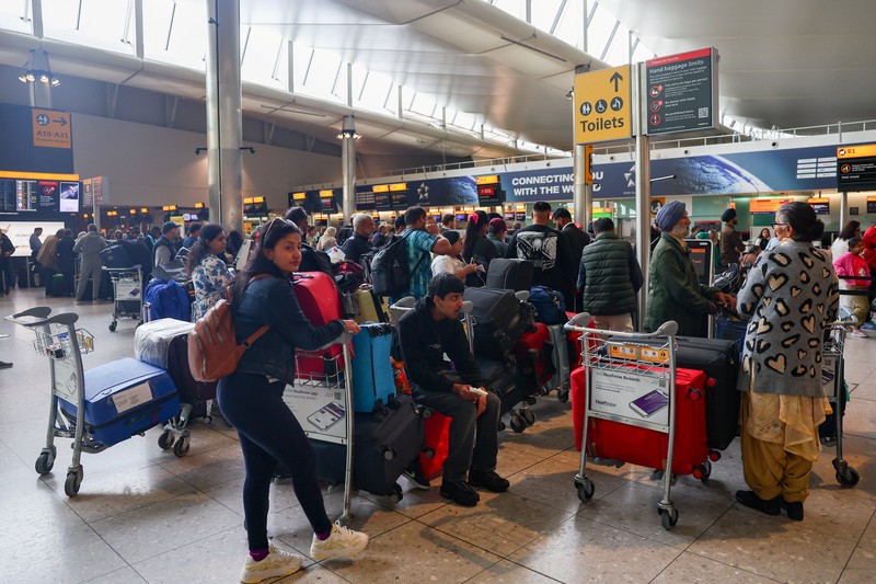 Antrean penumpang di dekat meja check-in di Terminal 2 Bandara Heathrow, London, Inggris, Sabtu (20/92025). (REUTERS/Isabel Infantes) Antrean penumpang di dekat meja check-in di Terminal 2 Bandara Heathrow, London, Inggris, Sabtu (20/92025). (REUTERS/Isabel Infantes)