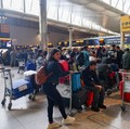 Bandara Kena Serang, Puluhan Penerbangan Dibatalkan-Penumpang Numpuk