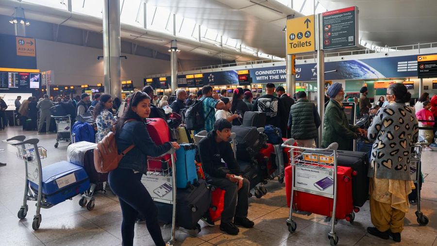 Antrean penumpang di dekat meja check-in di Terminal 2 Bandara Heathrow, London, Inggris, Sabtu (20/92025). (REUTERS/Isabel Infantes)