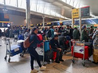 Bandara Kena Serang, Puluhan Penerbangan Dibatalkan-Penumpang Numpuk