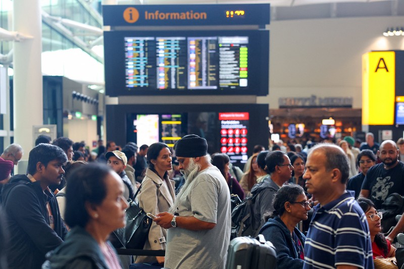 Antrean penumpang di dekat meja check-in di Terminal 2 Bandara Heathrow, London, Inggris, Sabtu (20/92025). (REUTERS/Isabel Infantes)