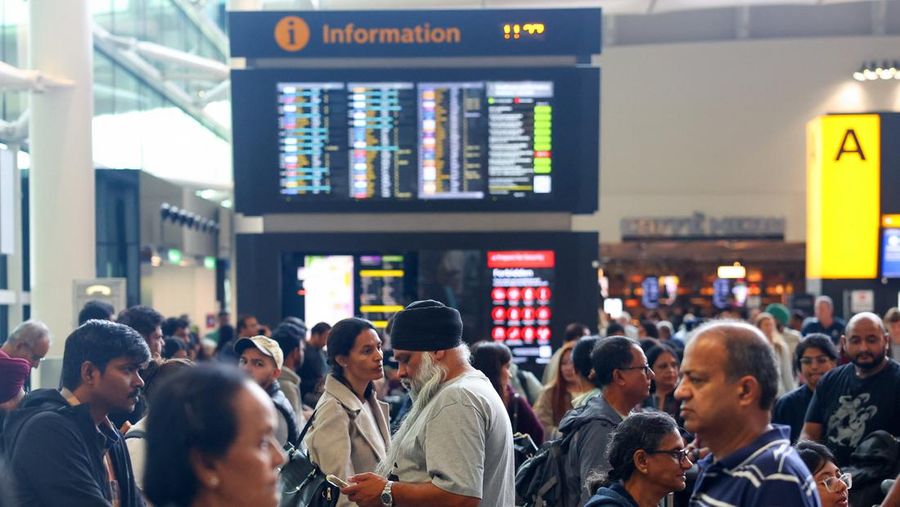 Antrean penumpang di dekat meja check-in di Terminal 2 Bandara Heathrow, London, Inggris, Sabtu (20/92025). (REUTERS/Isabel Infantes) Antrean penumpang di dekat meja check-in di Terminal 2 Bandara Heathrow, London, Inggris, Sabtu (20/92025). (REUTERS/Isabel Infantes)