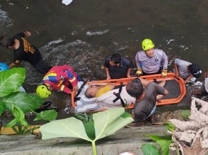 Damkar Bogor Evakuasi Pria Nyebur ke Sungai Ciparigi Saat Beri Makan Ayam