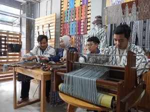 Mendunia, Sarung Tenun RI Diborong Malaysia Rp 800 Juta