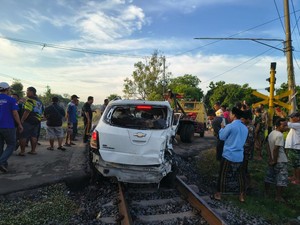 Kecelakaan Kereta Vs Mobil di Indramayu, 2 Orang Alami Luka