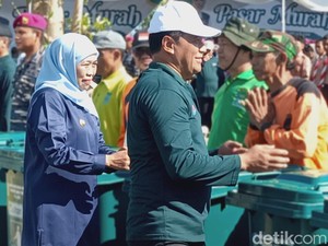 Khofifah Turun ke Sungai Pimpin Aksi Bersih Sampah WCD 2025 Probolinggo