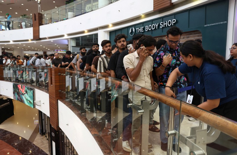 Orang-orang menunggu dalam antrian di luar toko ritel Apple, New Delhi, India, Jumat (19/9/2025). (REUTERS/Bhawika Chhabra) Orang-orang menunggu dalam antrian di luar toko ritel Apple, New Delhi, India, Jumat (19/9/2025). (REUTERS/Bhawika Chhabra)