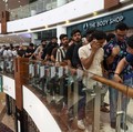 Penampakan Warga India Mengular Antre Demi Beli iPhone 17