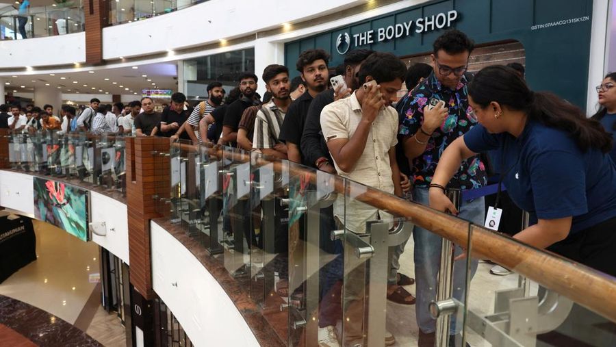 Orang-orang menunggu dalam antrian di luar toko ritel Apple, New Delhi, India, Jumat (19/9/2025). (REUTERS/Bhawika Chhabra)