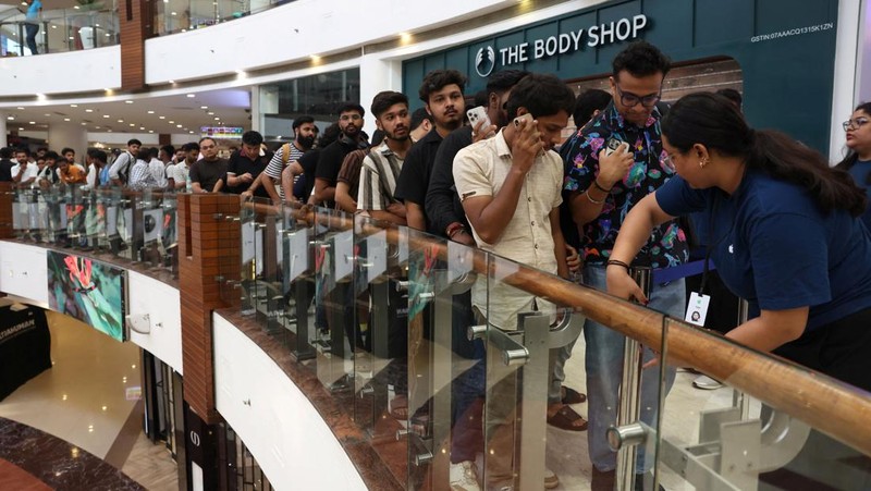 Orang-orang menunggu dalam antrian di luar toko ritel Apple, New Delhi, India, Jumat (19/9/2025). (REUTERS/Bhawika Chhabra)
