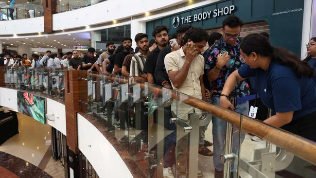 Penampakan Warga India Mengular Antre Demi Beli iPhone 17