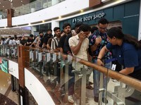 Penampakan Warga India Mengular Antre Demi Beli iPhone 17