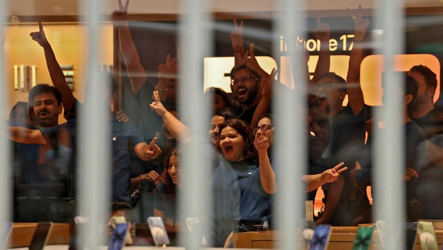 Orang-orang menunggu dalam antrian di luar toko ritel Apple, New Delhi, India, Jumat (19/9/2025). (REUTERS/Bhawika Chhabra)