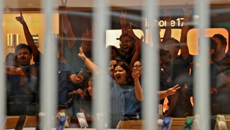 Orang-orang menunggu dalam antrian di luar toko ritel Apple, New Delhi, India, Jumat (19/9/2025). (REUTERS/Bhawika Chhabra)