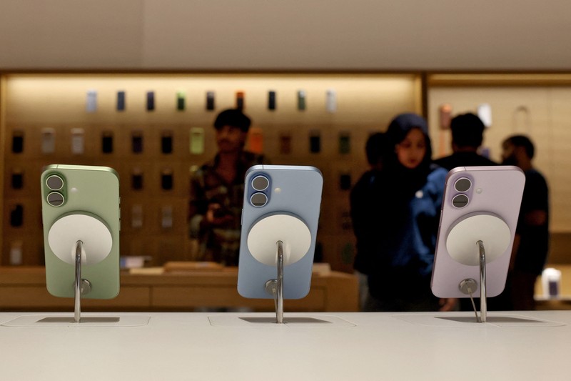 Orang-orang menunggu dalam antrian di luar toko ritel Apple, New Delhi, India, Jumat (19/9/2025). (REUTERS/Bhawika Chhabra) Orang-orang menunggu dalam antrian di luar toko ritel Apple, New Delhi, India, Jumat (19/9/2025). (REUTERS/Bhawika Chhabra)
