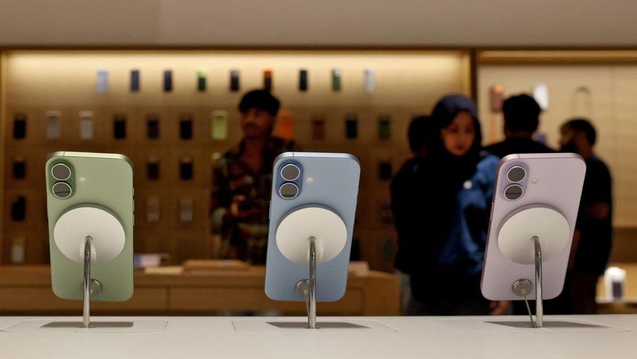 Orang-orang menunggu dalam antrian di luar toko ritel Apple, New Delhi, India, Jumat (19/9/2025). (REUTERS/Bhawika Chhabra)