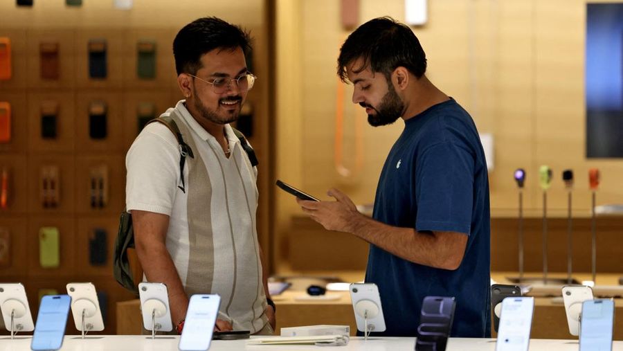 Orang-orang menunggu dalam antrian di luar toko ritel Apple, New Delhi, India, Jumat (19/9/2025). (REUTERS/Bhawika Chhabra)