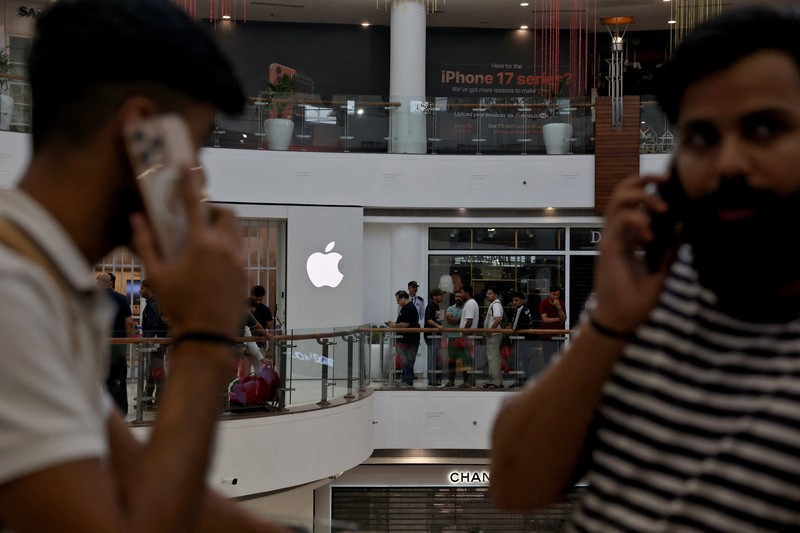 Orang-orang menunggu dalam antrian di luar toko ritel Apple, New Delhi, India, Jumat (19/9/2025). (REUTERS/Bhawika Chhabra)