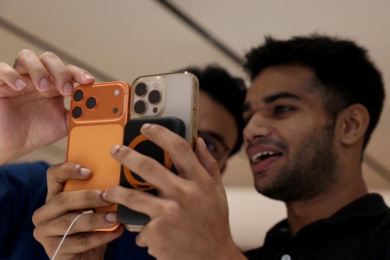 Orang-orang menunggu dalam antrian di luar toko ritel Apple, New Delhi, India, Jumat (19/9/2025). (REUTERS/Bhawika Chhabra) Orang-orang menunggu dalam antrian di luar toko ritel Apple, New Delhi, India, Jumat (19/9/2025). (REUTERS/Bhawika Chhabra)