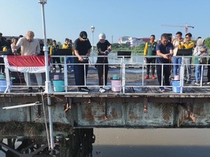 Pemkot Kediri Tuang Cairan Eco Enzym ke Sungai Brantas, Ini Tujuannya