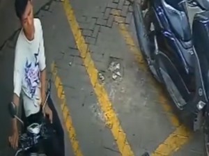 Video: Terekam CCTV! Aksi 2 Remaja Curi Motor di Minimarket Makassar
